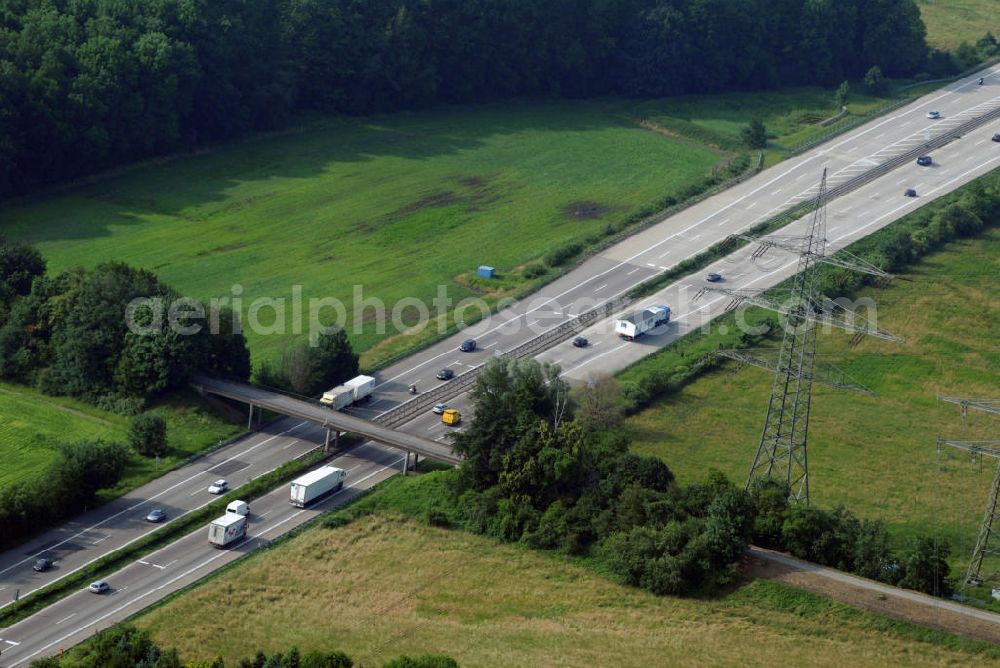 Sinzheim from above - Blick auf eine Brücke der A5 nahe Sinzheim. Die A5 ist Teil der HaFraBa (Hamburg Frankfurt Basel) vom Hattenbacher Dreieck bis an die Grenze zur Schweiz. Auf 445 km Länge bestehen Verbindungen u.a. zum französischen Autobahnnetz (bis Barcelona) und zur Verbindung Holland - Österreich. Als Teil der HaFraBa E.V. (Nord-Süd Verbindung) ist sie eine der meist befahrensten Strassen Europas (in Deutschland Platz 9).