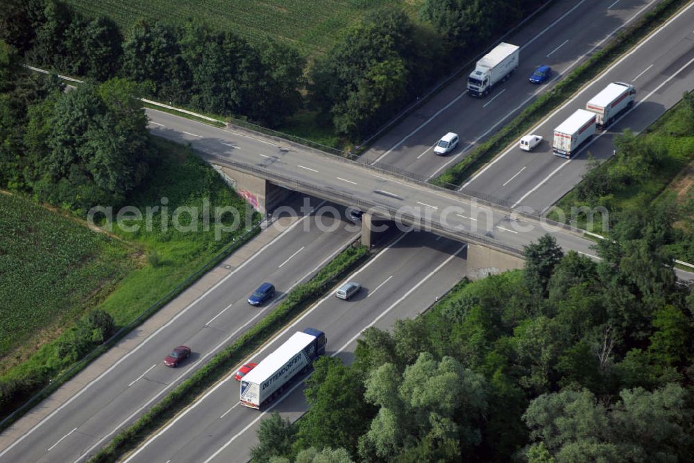 Aerial photograph Bühl / OT Weitenung - Blick auf die A5 nahe Weitenung bei Bühl. Die A5 ist Teil der HaFraBa (Hamburg Frankfurt Basel) vom Hattenbacher Dreieck bis an die Grenze zur Schweiz. Auf 445 km Länge bestehen Verbindungen u.a. zum französischen Autobahnnetz (bis Barcelona) und zur Verbindung Holland - Österreich. Als Teil der HaFraBa E.V. (Nord-Süd Verbindung) ist sie eine der meist befahrensten Strassen Europas (in Deutschland Platz 9).