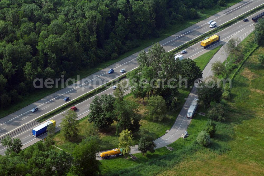 Aerial image Sinzheim - Blick auf den Rastplatz der A5 bei Sinzheim. Die A5 ist Teil der HaFraBa (Hamburg Frankfurt Basel) vom Hattenbacher Dreieck bis an die Grenze zur Schweiz. Auf 445 km Länge bestehen Verbindungen u.a. zum französischen Autobahnnetz (bis Barcelona) und zur Verbindung Holland - Österreich. Als Teil der HaFraBa E.V. (Nord-Süd Verbindung) ist sie eine der meist befahrensten Strassen Europas (in Deutschland Platz 9).