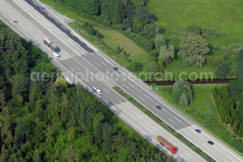 Sinzheim from above - Blick auf die A5 nahe Sinzheim. Die A5 ist Teil der HaFraBa (Hamburg Frankfurt Basel) vom Hattenbacher Dreieck bis an die Grenze zur Schweiz. Auf 445 km Länge bestehen Verbindungen u.a. zum französischen Autobahnnetz (bis Barcelona) und zur Verbindung Holland - Österreich. Als Teil der HaFraBa E.V. (Nord-Süd Verbindung) ist sie eine der meist befahrensten Strassen Europas.