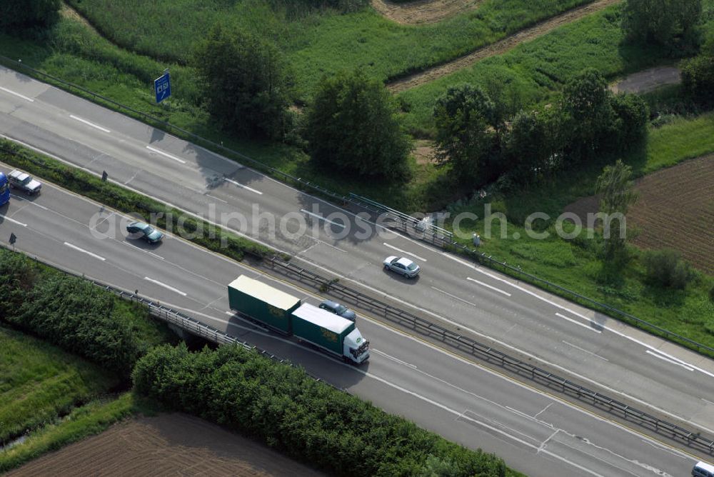 Aerial photograph Appenweier / OT Urloffen - Blick auf die A5 nahe Urloffen. Die A5 ist Teil der HaFraBa (Hamburg Frankfurt Basel) vom Hattenbacher Dreieck bis an die Grenze zur Schweiz. Auf 445 km Länge bestehen Verbindungen u.a. zum französischen Autobahnnetz (bis Barcelona) und zur Verbindung Holland - Österreich. Als Teil der HaFraBa E.V. (Nord-Süd Verbindung) ist sie eine der meist befahrensten Strassen Europas.