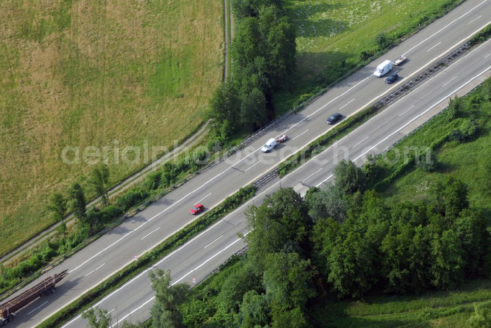 Ottersweier / OT Unzhurst from above - Blick auf die A5 bei Unzhurst nahe Ottersweier. Die A5 ist Teil der HaFraBa (Hamburg Frankfurt Basel) vom Hattenbacher Dreieck bis an die Grenze zur Schweiz. Auf 445 km Länge bestehen Verbindungen u.a. zum französischen Autobahnnetz (bis Barcelona) und zur Verbindung Holland - Österreich. Als Teil der HaFraBa E.V. (Nord-Süd Verbindung) ist sie eine der meist befahrensten Strassen Europas.