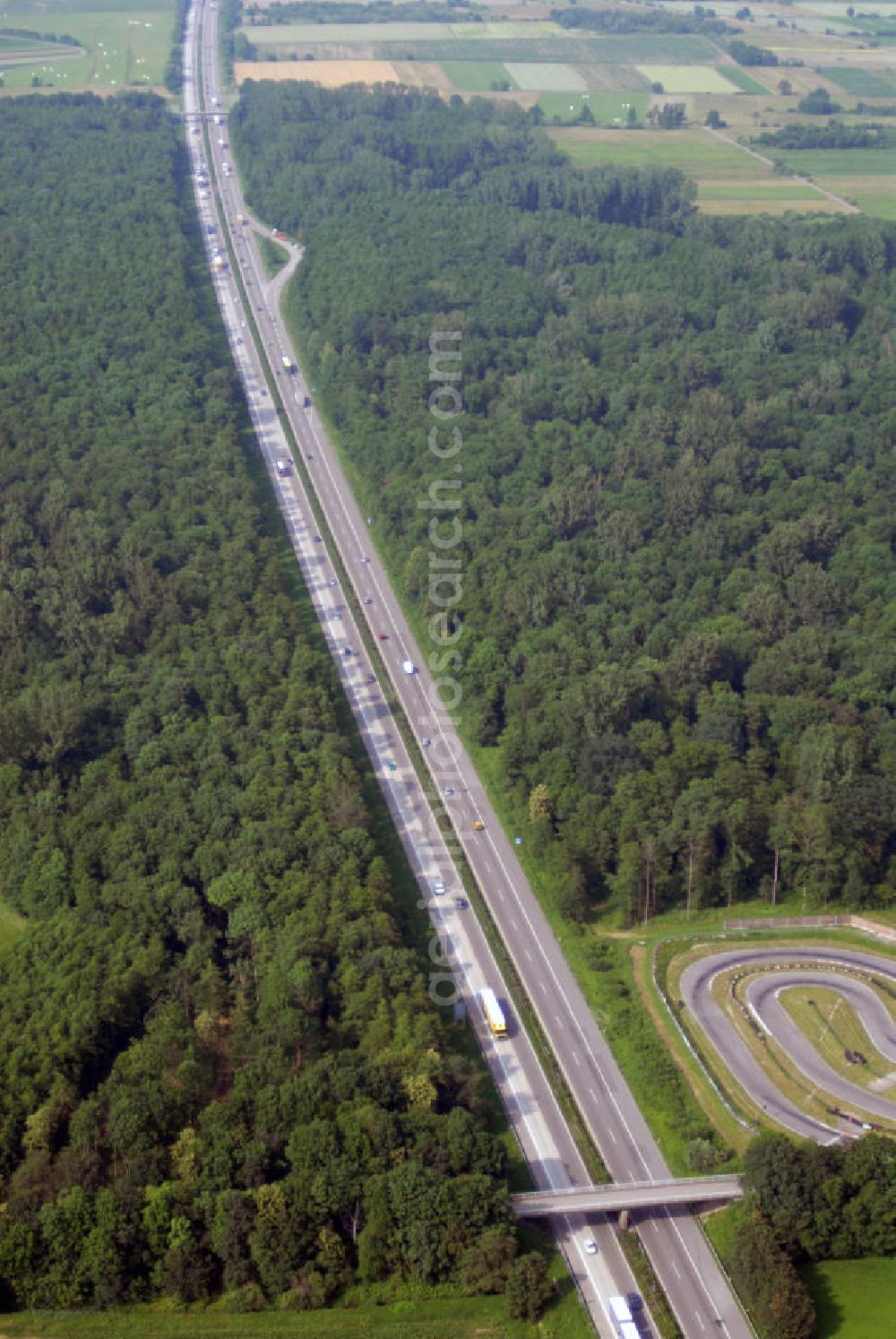 Appenweier / OT Urloffen from above - Blick auf die A5 mit der Outdoorkartbahn des RMSV e.V. Ortenauring Urloffen. Die A5 ist Teil der HaFraBa (Hamburg Frankfurt Basel) vom Hattenbacher Dreieck bis an die Grenze zur Schweiz. Die Kartbahn wurde 1983 eröffnet und war noch 622m lang. Nach der Neueröffnung 2005 beträgt die länge 840m. Die Bahn ist ganzjährig geöffnet und Leihkarts stehen zur Verfügung. Kontakt: Artur Hätti, Schwabweg 2, 77767 Appenweier, Tel.: 07805-2844, haetti.kartsport-Urloffen@t-online.de