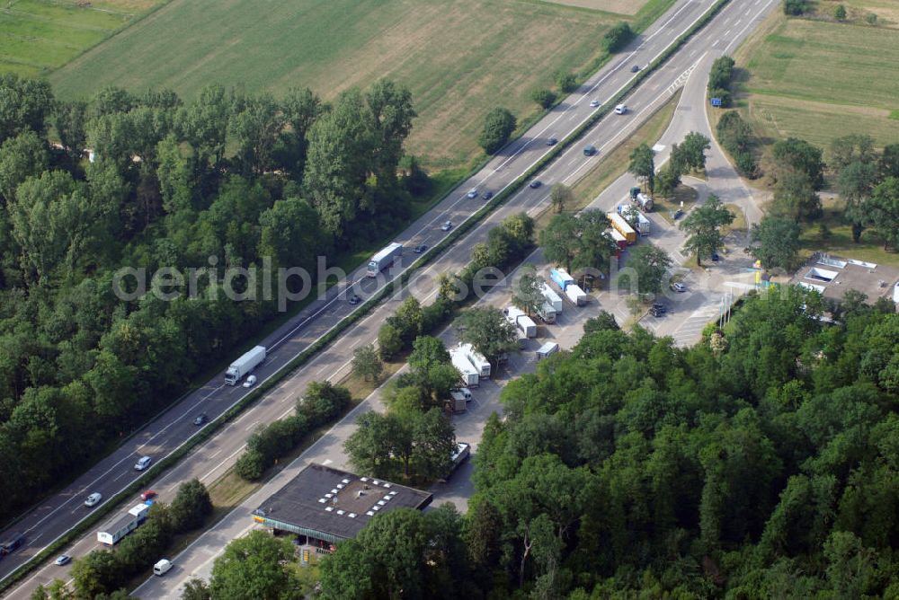 Aerial photograph Bühl - Blick auf die A5 mit dem Rasthof AXXE Restaurant Bühl Ost. Die A5 ist Teil der HaFraBa (Hamburg Frankfurt Basel) vom Hattenbacher Dreieck bis an die Grenze zur Schweiz. Auf 445 km Länge bestehen Verbindungen u.a. zum französischen Autobahnnetz (bis Barcelona) und zur Verbindung Holland - Österreich. Kontakt: Axxe Reisegastronomie GmbH, Bühl Restaurant/Shop, An der BAB A5/Rasthofweg 1, 77815 Bühl