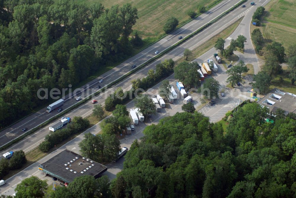 Bühl from above - Blick auf die A5 mit dem Rasthof AXXE Restaurant Bühl Ost. Die A5 ist Teil der HaFraBa (Hamburg Frankfurt Basel) vom Hattenbacher Dreieck bis an die Grenze zur Schweiz. Auf 445 km Länge bestehen Verbindungen u.a. zum französischen Autobahnnetz (bis Barcelona) und zur Verbindung Holland - Österreich. Kontakt: Axxe Reisegastronomie GmbH, Bühl Restaurant/Shop, An der BAB A5/Rasthofweg 1, 77815 Bühl