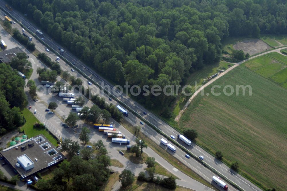 Bühl from the bird's eye view: Blick auf die A5 mit dem Rasthof AXXE Restaurant Bühl Ost. Die A5 ist Teil der HaFraBa (Hamburg Frankfurt Basel) vom Hattenbacher Dreieck bis an die Grenze zur Schweiz. Auf 445 km Länge bestehen Verbindungen u.a. zum französischen Autobahnnetz (bis Barcelona) und zur Verbindung Holland - Österreich. Kontakt: Axxe Reisegastronomie GmbH, Bühl Restaurant/Shop, An der BAB A5/Rasthofweg 1, 77815 Bühl