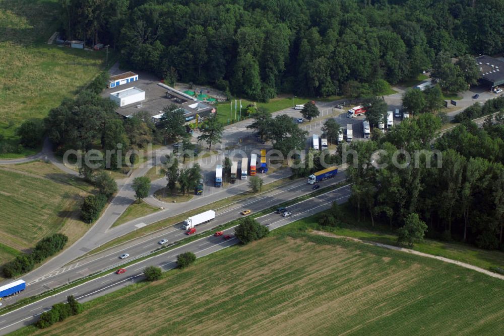 Aerial image Bühl - Blick auf die A5 mit dem Rasthof AXXE Restaurant Bühl Ost. Die A5 ist Teil der HaFraBa (Hamburg Frankfurt Basel) vom Hattenbacher Dreieck bis an die Grenze zur Schweiz. Auf 445 km Länge bestehen Verbindungen u.a. zum französischen Autobahnnetz (bis Barcelona) und zur Verbindung Holland - Österreich. Kontakt: Axxe Reisegastronomie GmbH, Bühl Restaurant/Shop, An der BAB A5/Rasthofweg 1, 77815 Bühl