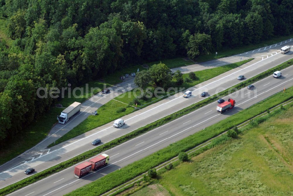 Achern from the bird's eye view: Blick auf den Rastplatz an der A5 nahe Achern. Die A5 ist Teil der HaFraBa (Hamburg Frankfurt Basel) vom Hattenbacher Dreieck bis an die Grenze zur Schweiz. Auf 445 km Länge bestehen Verbindungen u.a. zum französischen Autobahnnetz (bis Barcelona) und zur Verbindung Holland - Österreich. Als Teil der HaFraBa E.V. (Nord-Süd Verbindung) ist sie eine der meist befahrensten Strassen Europas (in Deutschland Platz 9).