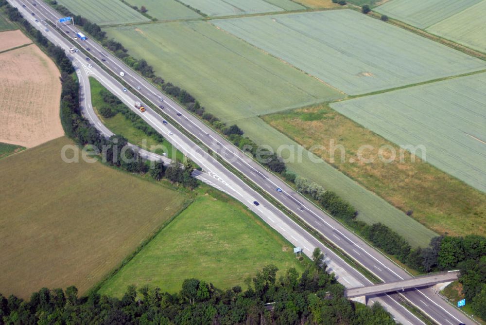 Griesheim from above - Blick auf die A5 nahe Griesheim. Die A5 ist Teil der HaFraBa (Hamburg Frankfurt Basel) vom Hattenbacher Dreieck bis an die Grenze zur Schweiz. Auf 445 km Länge bestehen Verbindungen u.a. zum französischen Autobahnnetz (bis Barcelona) und zur Verbindung Holland - Österreich. Als Teil der HaFraBa E.V. (Nord-Süd Verbindung) ist sie eine der meist befahrensten Strassen Europas (in Deutschland Platz 9).