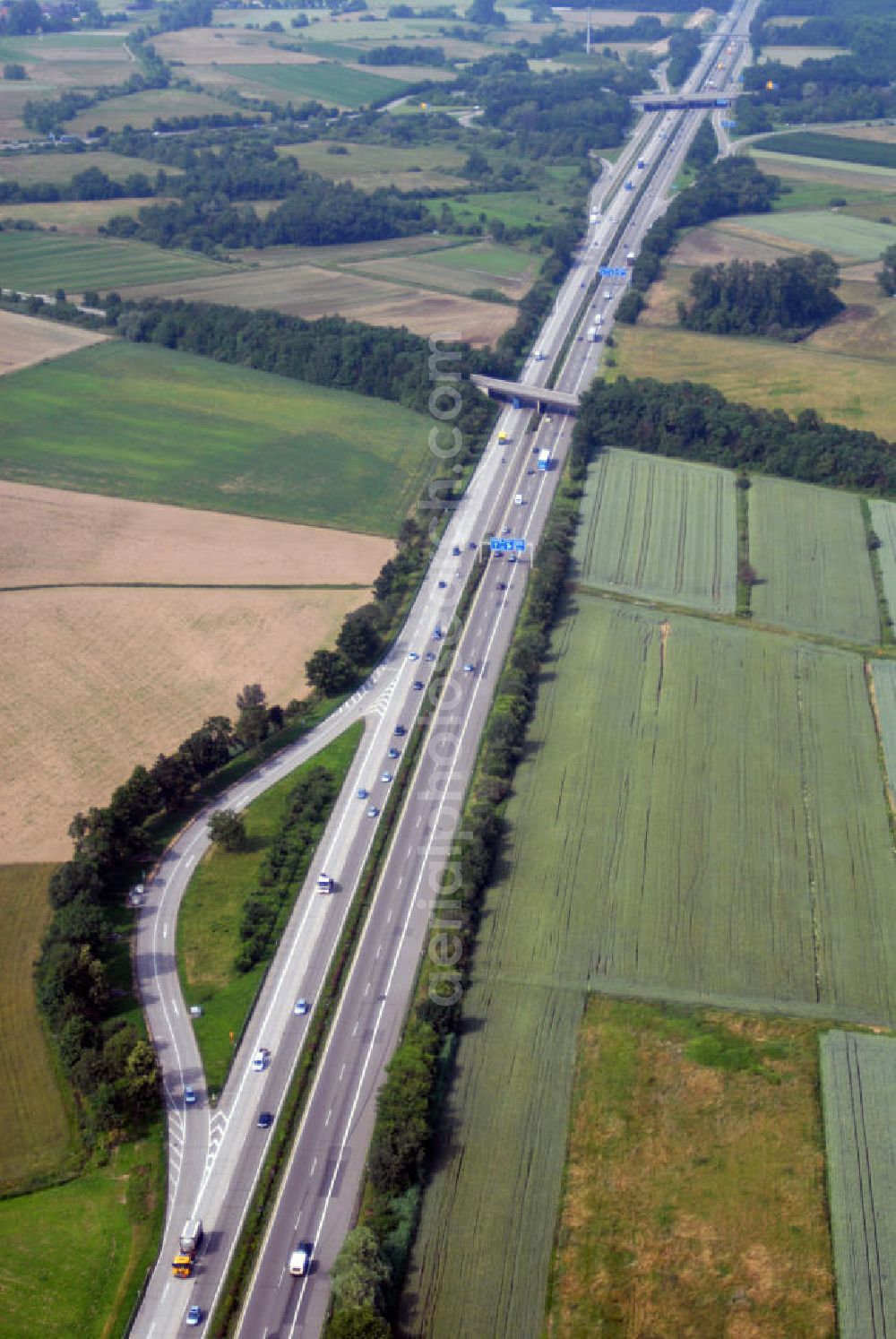 Griesheim from the bird's eye view: Blick auf die A5 nahe Griesheim. Die A5 ist Teil der HaFraBa (Hamburg Frankfurt Basel) vom Hattenbacher Dreieck bis an die Grenze zur Schweiz. Auf 445 km Länge bestehen Verbindungen u.a. zum französischen Autobahnnetz (bis Barcelona) und zur Verbindung Holland - Österreich. Als Teil der HaFraBa E.V. (Nord-Süd Verbindung) ist sie eine der meist befahrensten Strassen Europas (in Deutschland Platz 9).