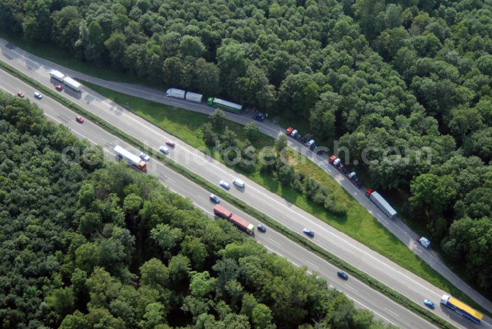 Aerial image Renchen - Blick auf den Rastplatz an der A5 nahe Renchen. Die A5 ist Teil der HaFraBa (Hamburg Frankfurt Basel) vom Hattenbacher Dreieck bis an die Grenze zur Schweiz. Auf 445 km Länge bestehen Verbindungen u.a. zum französischen Autobahnnetz (bis Barcelona) und zur Verbindung Holland - Österreich. Als Teil der HaFraBa E.V. (Nord-Süd Verbindung) ist sie eine der meist befahrensten Strassen Europas (in Deutschland Platz 9).