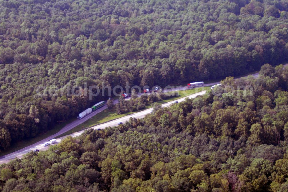 Renchen from above - Blick auf den Rastplatz an der A5 nahe Renchen. Die A5 ist Teil der HaFraBa (Hamburg Frankfurt Basel) vom Hattenbacher Dreieck bis an die Grenze zur Schweiz. Auf 445 km Länge bestehen Verbindungen u.a. zum französischen Autobahnnetz (bis Barcelona) und zur Verbindung Holland - Österreich. Als Teil der HaFraBa E.V. (Nord-Süd Verbindung) ist sie eine der meist befahrensten Strassen Europas (in Deutschland Platz 9).