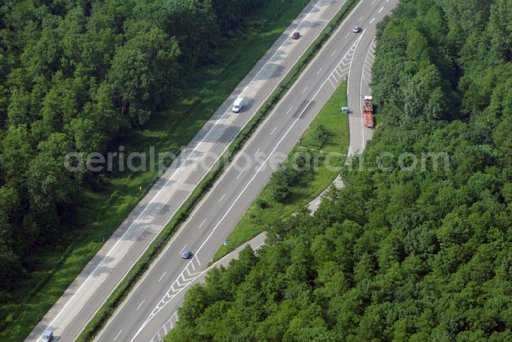 Appenweier / OT Urloffen from above - Blick auf den Rastplatz an der A5 nahe Urloffen. Die A5 ist Teil der HaFraBa (Hamburg Frankfurt Basel) vom Hattenbacher Dreieck bis an die Grenze zur Schweiz. Auf 445 km Länge bestehen Verbindungen u.a. zum französischen Autobahnnetz (bis Barcelona) und zur Verbindung Holland - Österreich. Als Teil der HaFraBa E.V. (Nord-Süd Verbindung) ist sie eine der meist befahrensten Strassen Europas.