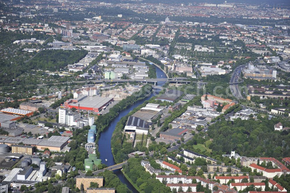 Aerial image Berlin - Look at the Teltow sewer, the industrial area with the distribution point of Klinger and the building centre Hornbach Berlin-Neukölln and the St.-Simeon and St. Lukas chruchyard