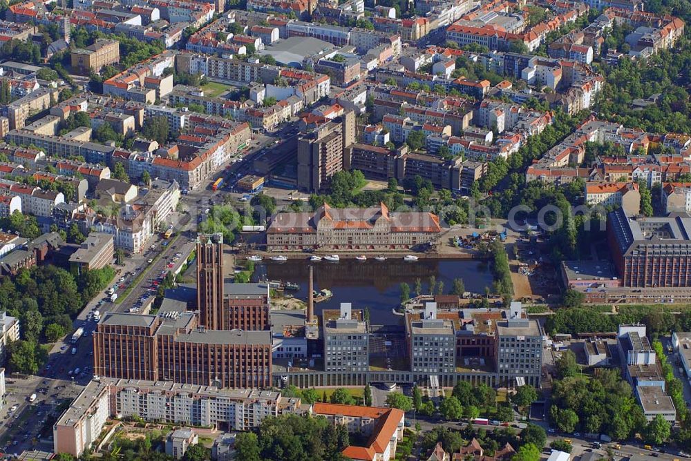 Berlin from above - Blick auf den Tempelhofer Hafen mit dem Ullsteinhaus.Der Hafendiente zuletzt nur noch als Schrott- und Lagerplatz diente. Das 100-Millionen-Euro-Neubauprojekt soll die städtebauliche Lücke am Südende des Tempelhofer Damms schließen. Die Grundstücksgesellschaft Objekt Tempelhofer Hafen, ein Joint Venture der HLG Münster/Berlin und der IKB Deutsche Industriebank gestaltet das Areal zwischen Ordensmeisterstraße und Teltowkanal auf einer Fläche von 45 000 Quadratmetern, davon 15 000 Quadratmeter Wasserfläche. Neben dem hist???????????????????????????????????????????????????????????????????????????????????????????????????????????????????????????????????????????????????????????????????????????????????????????????????????????????????????????????????????????????????????????????????????????????????????????????????????????????????????????????????????????????????????????????????????????????????????????????????????????????????????????????????????????????????