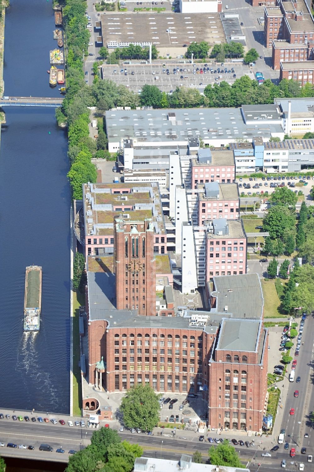 Aerial image Berlin - The shopping, leisure and culture centre Tempelhofer Hafen in Berlin near the office building Ullsteinhaus