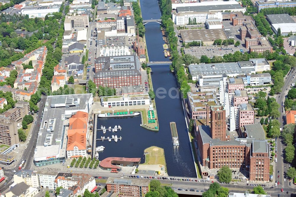 Aerial photograph Berlin - The shopping, leisure and culture centre Tempelhofer Hafen in Berlin near the office building Ullsteinhaus