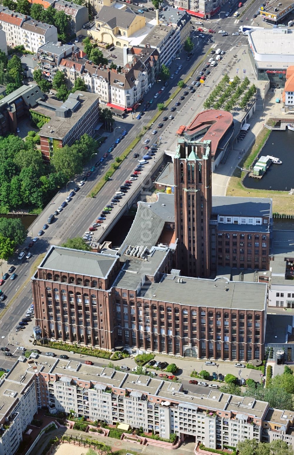 Aerial image Berlin - The shopping, leisure and culture centre Tempelhofer Hafen in Berlin near the office building Ullsteinhaus