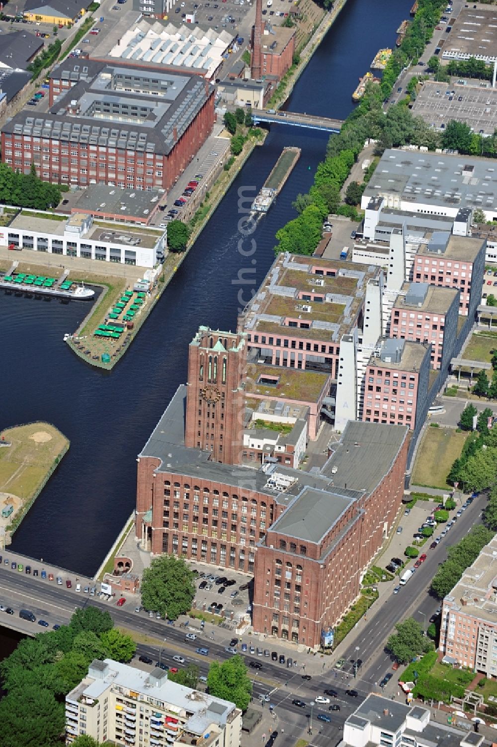 Aerial photograph Berlin - The shopping, leisure and culture centre Tempelhofer Hafen in Berlin near the office building Ullsteinhaus