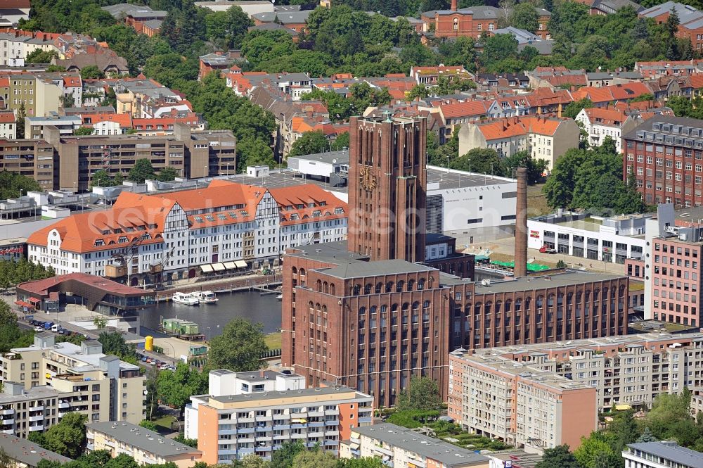 Aerial photograph Berlin - The shopping, leisure and culture centre Tempelhofer Hafen in Berlin near the office building Ullsteinhaus