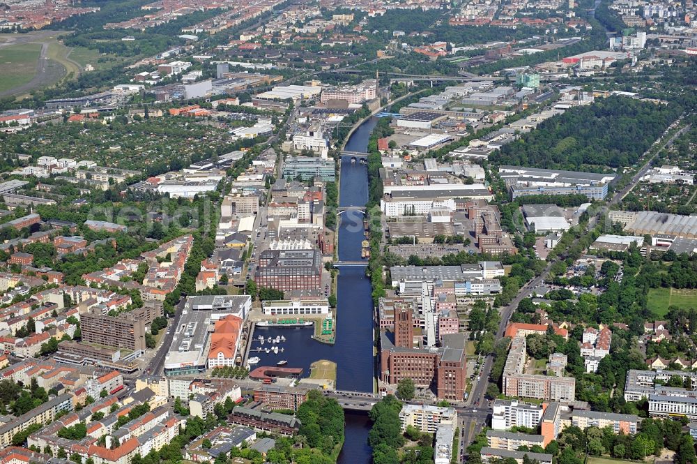 Aerial photograph Berlin - The shopping, leisure and culture centre Tempelhofer Hafen in Berlin near the office building Ullsteinhaus