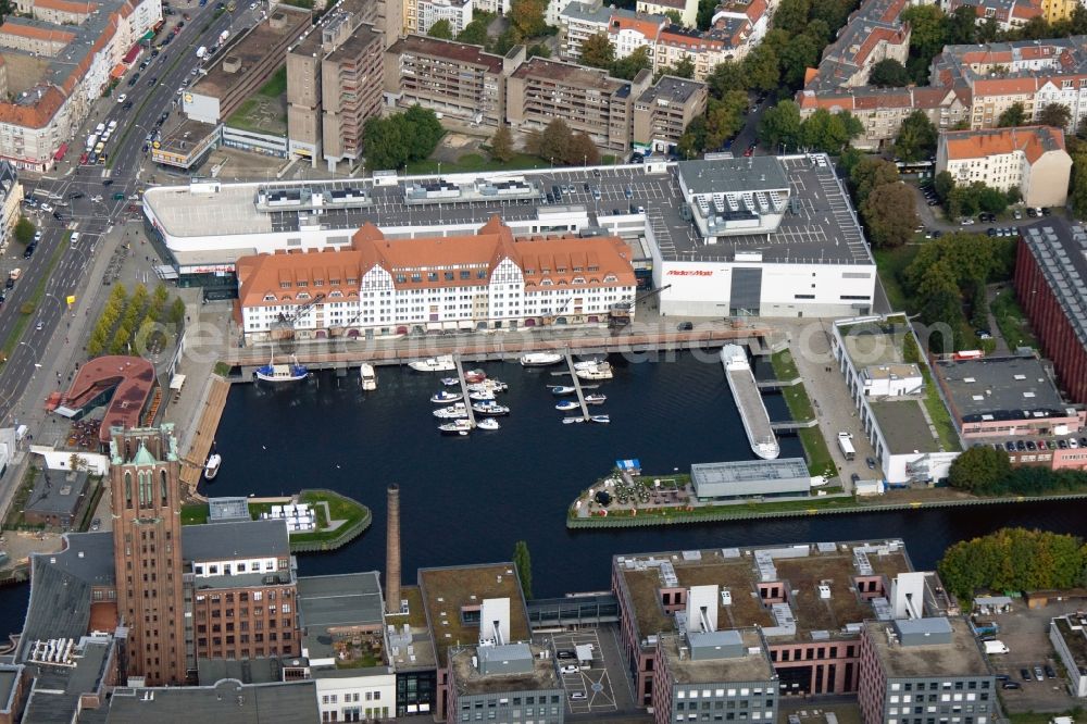 Berlin Tempelhof from the bird's eye view: Tempelhof harbor overlooking the electronic store Media Markt in the shopping center Tempelhofer Hafen on the Teltow Canal in the district Tempelhof in Berlin