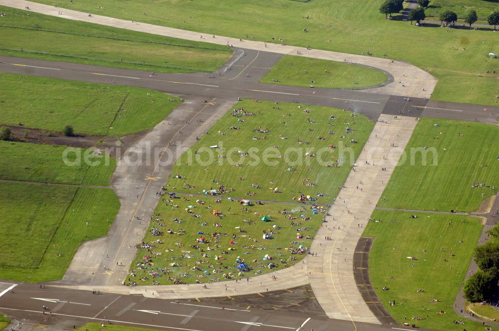 Aerial photograph Berlin - Blick auf den Tempelhofer Park auf dem Gelände des ehemaligen Flughafens Berlin-Tempelhof. Der Park wurde am 8. Mai 2010 eröffnet und ist mit über 300 Hektar Berlins größter Park. View of the Tempelhofer Park on the grounds of the former airport Berlin-Tempelhof. The park was opened on 8th May 2010 and is with over 300 hectares Berlin's largest park.