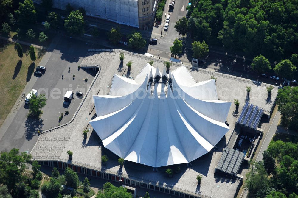 Aerial photograph Berlin Kreuzberg - Blick auf das Tempodrom am Anhalter Bahnhof. Das Tempodrom wurde 1980 von der ehemaligen Krankenschwester Irene Moessinger als alternative Spielstätte auf der Westseite des Potsdamer Platzes gegründet und steht heute am Anhalter Bahnhof. View of the Tempodrom at Anhalt station.