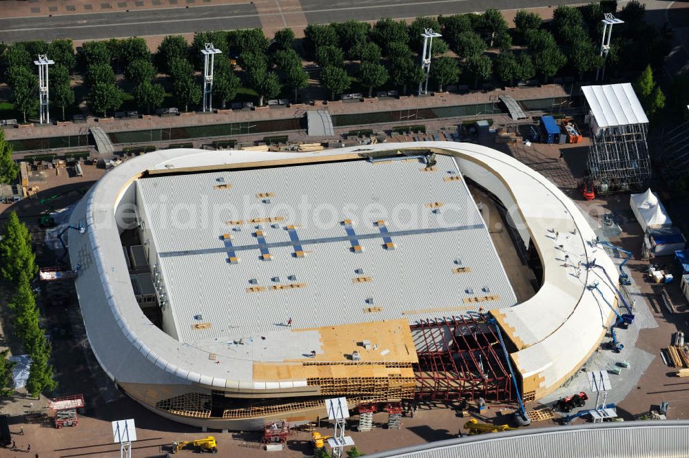 Frankfurt am Main from above - Aufbau der temporären Ausstellungshalle der Audi AG, Der Audi Ring anläßlich der IAA- Internationale Automobil-Ausstellung 2011, auf der Agora der Frankfurter Messe in Hessen. Construction of a temporary exhibition hall for the International Motor Show at the Frankfurter fairground in Hesse.