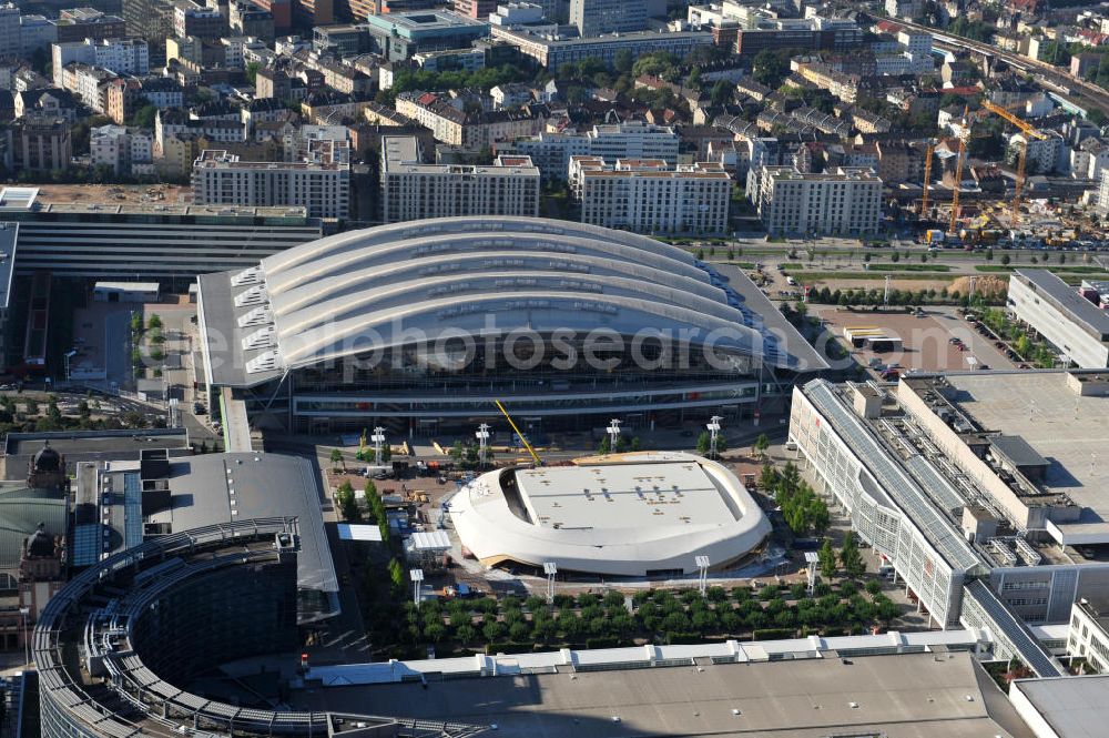 Aerial photograph Frankfurt am Main - Aufbau der temporären Ausstellungshalle der Audi AG, Der Audi Ring anläßlich der IAA- Internationale Automobil-Ausstellung 2011, auf der Agora der Frankfurter Messe in Hessen. Construction of a temporary exhibition hall for the International Motor Show at the Frankfurter fairground in Hesse.