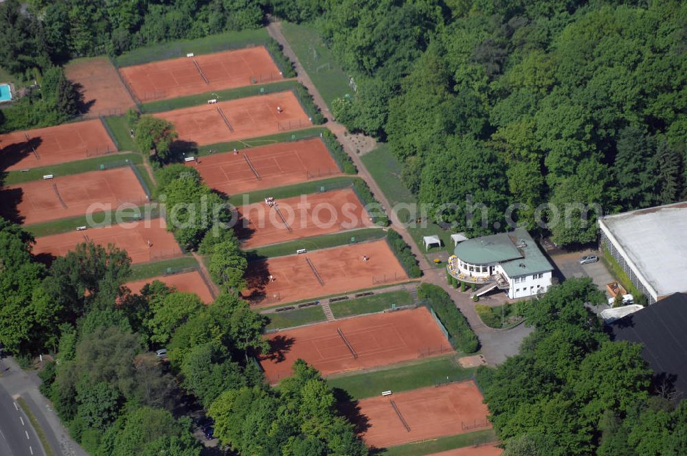 Aerial photograph Wolfsburg - Blick auf die Tennisanlage des Tennisclub Grün - Gold Wolfsburg e.V. in Niedersachsen. Die vereinseigene Anlage wurde im Jahr 1954 zusammen mit dem Clubhaus eingeweiht. Im Laufe der Zeit wurde die Anlage um zwei Tennishallen erweitert. Die erste entstand 1966, die zweite 1974. Diese wurde 1992 durch eine moderne Feldhalle durch Abriss und Neubau ersetzt. Kontakt: TC Grün - Gold Wolfsburg e.V. 1949, Röntgenstraße 2, 38440 Wolfsburg, Tel. +49(0)5361 49733, Fax +49(0)5361 843768, Email: kontakt@tennisclub-gruen-gold.de