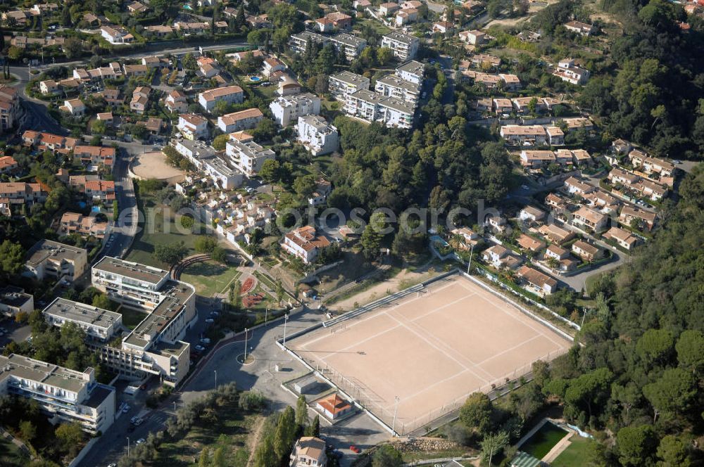 Cannes from above - Blick auf die Tennisanlage im Vorort Ranguin von Cannes Frankreich. Ranguin liegt zwar en wenig entfernt vom Zentrum in Cannes und den Stränden, trotzdem sind in den letzten Jahren viele neue Hotels entstanden, deren Gäste die Anlage nutzen. Kontakt Touristinfo: Cannes Tourist Office, Palais des Festivals, La Croisette, Tel. +33(0)492 99842 2, Fax +33(0)492 99842 3, Email: tourisme@palaisdesfestivals.com