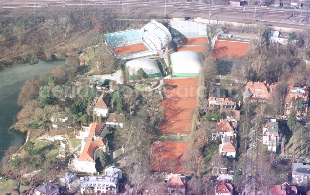 Berlin from the bird's eye view: Tennis court sports field of Lawn-Tennis-Turnier-Club Rot-Weiss e.V. on street Gottfried-von-Cramm-Weg in the district Grunewald in Berlin, Germany