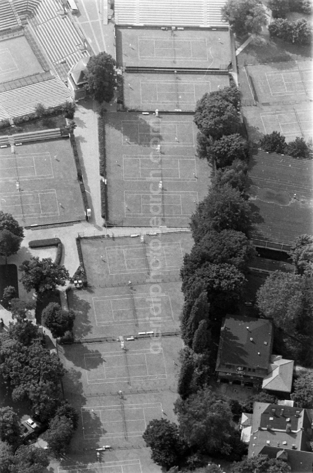 Berlin from the bird's eye view: Tennis court sports field of Lawn-Tennis-Turnier-Club Rot-Weiss e.V. on street Gottfried-von-Cramm-Weg in the district Grunewald in Berlin, Germany