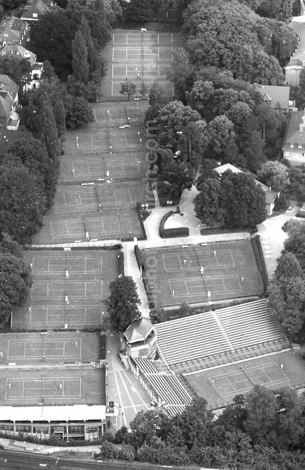 Aerial image Berlin - Tennis court sports field of Lawn-Tennis-Turnier-Club Rot-Weiss e.V. on street Gottfried-von-Cramm-Weg in the district Grunewald in Berlin, Germany