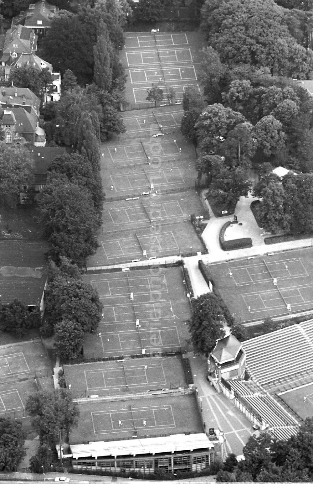 Aerial photograph Berlin - Tennis court sports field of Lawn-Tennis-Turnier-Club Rot-Weiss e.V. on street Gottfried-von-Cramm-Weg in the district Grunewald in Berlin, Germany