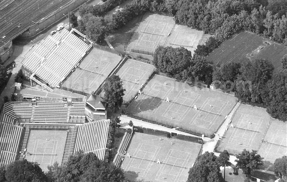 Aerial photograph Berlin - Tennis court sports field of Lawn-Tennis-Turnier-Club Rot-Weiss e.V. on street Gottfried-von-Cramm-Weg in the district Grunewald in Berlin, Germany