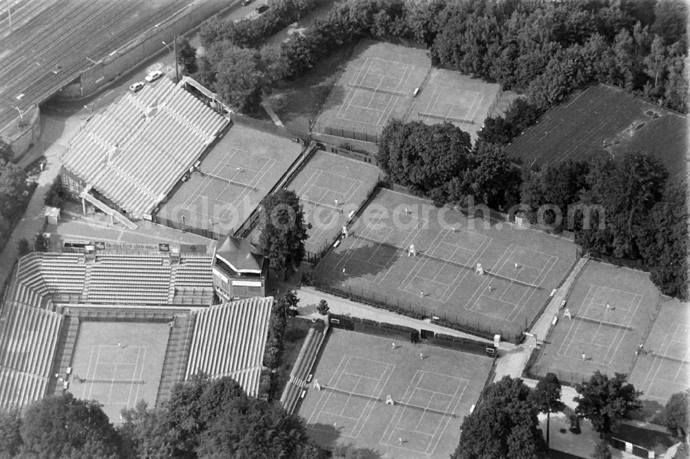 Berlin from above - Tennis court sports field of Lawn-Tennis-Turnier-Club Rot-Weiss e.V. on street Gottfried-von-Cramm-Weg in the district Grunewald in Berlin, Germany