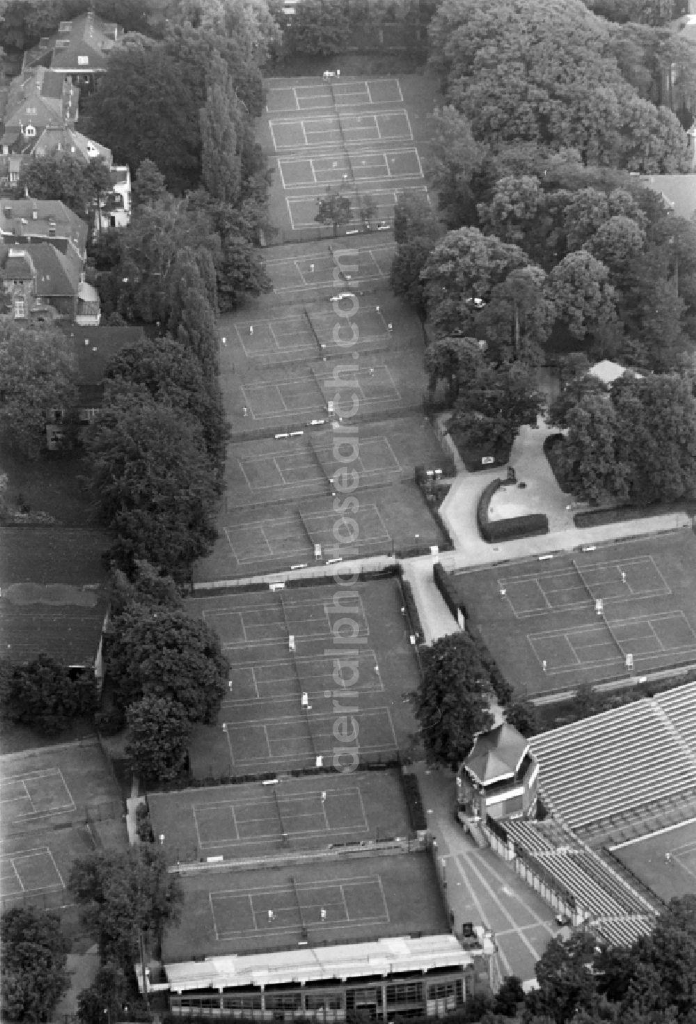 Berlin from the bird's eye view: Tennis court sports field of Lawn-Tennis-Turnier-Club Rot-Weiss e.V. on street Gottfried-von-Cramm-Weg in the district Grunewald in Berlin, Germany