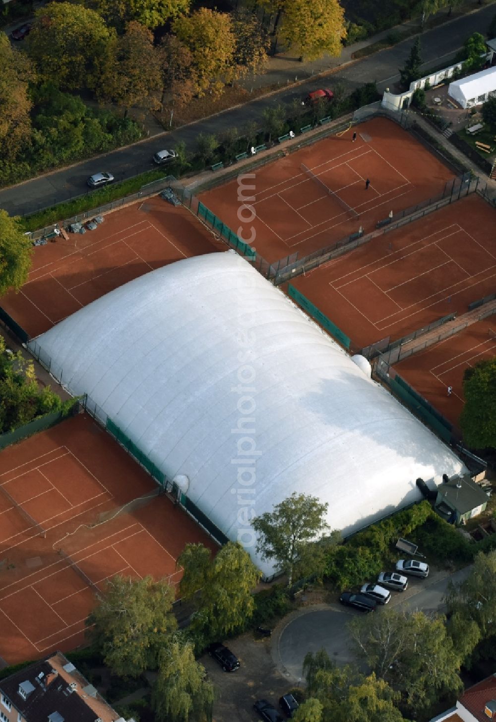 Berlin from above - Tennis court sports field Kanzlerweg - Bundesring - Paradestrasse destrict Tempelhof in Berlin