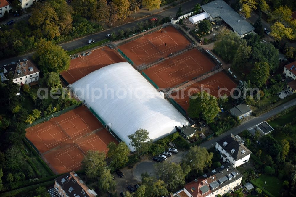 Berlin from the bird's eye view: Tennis court sports field Kanzlerweg - Bundesring - Paradestrasse destrict Tempelhof in Berlin