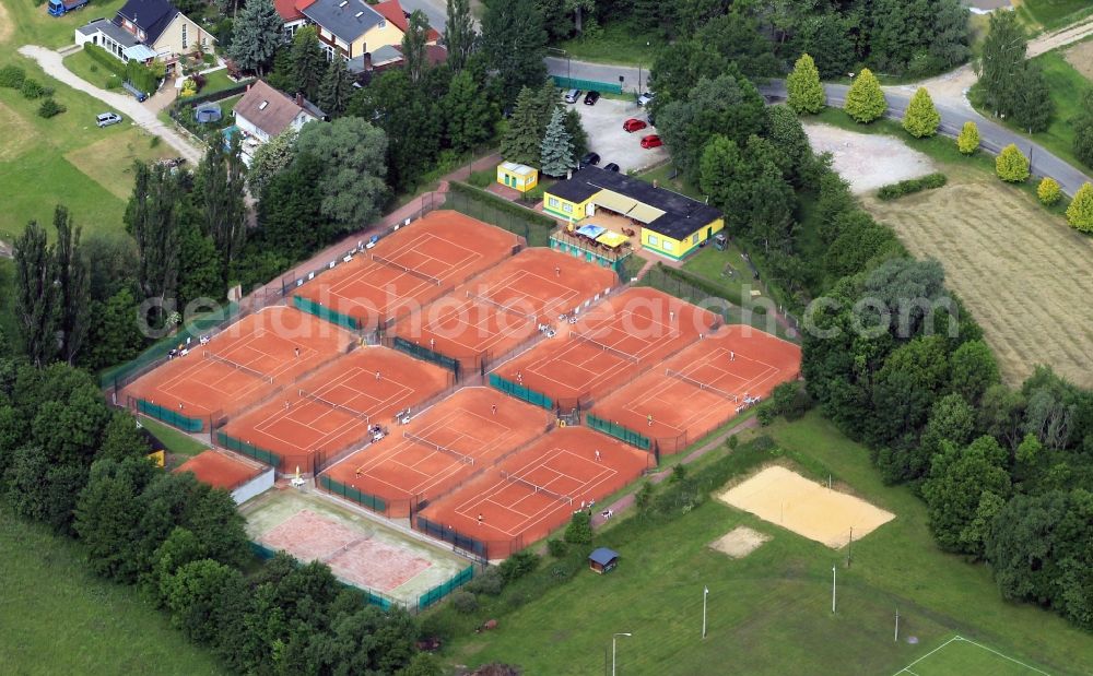 Aerial photograph Apolda - The tennis courts at the Tennis Club 1990 eV Apolda located in the district of Herrenessen-Sulzbach of Apolda in Thuringia at the Apoldaer Street. The facility has eight outdoor courts and a functional building