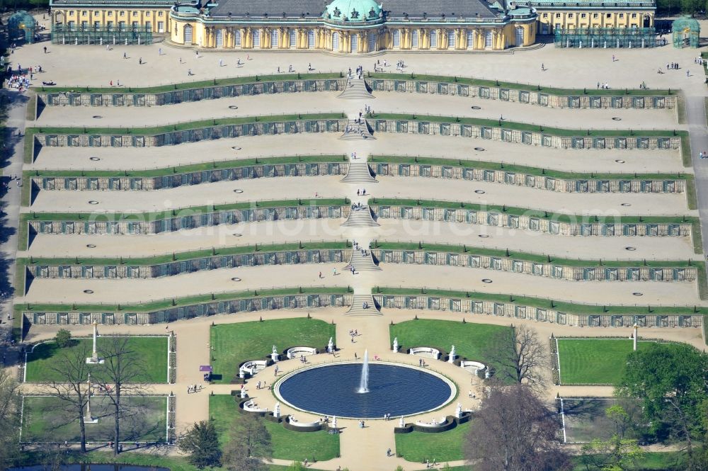 Aerial photograph Potsdam - View of the fountain in the park of castle Sanssouci in Potsdam. It was built in 1745 together with the flower garden in the Baroque style in the order of the Prussian King Frederick II