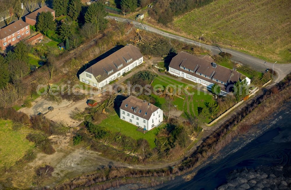 Aerial photograph Kamp-Lintfort - Terhardtshof in the South of Kamp-Lintfort in the state of North Rhine-Westphalia. The buildings are home to a children's daycare facility and the ADAC Motorclub 1950