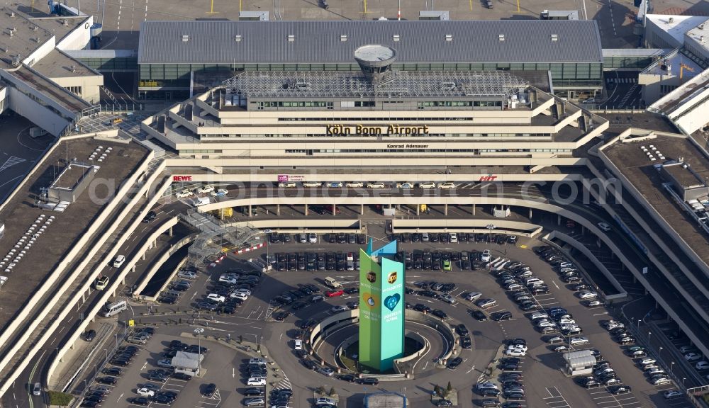 KÖLN from the bird's eye view: Terminal, Rollwege Start- und Landebahn am Flughafen Köln/Bonn „Konrad Adenauer“ in Köln in Nordrhein-Westfalen. Der Flughafen Köln / Bonn „Konrad Adenauer“ (IATA: CGN, ICAO: EDDK, auch Köln Bonn Airport oder Flughafen Köln-Wahn) ist ein deutscher Verkehrsflughafen und liegt am südöstlichen Stadtrand von Köln und zum Teil in Troisdorf. Das Flughafengelände wird vom Naturschutzgebiet Wahner Heide umschlossen, diesem aber nicht zugerechnet.Obwohl Köln/Bonn in den 60er Jahren als Interkontinentalflughafen geplant wurde, wurden Langstreckenflüge in der Regel nur saisonweise zu Urlaubsdestinationen angeboten. 2006 gab es nach 15 Jahren wieder die ersten interkontinentalen Linienflüge in die USA. Das Luftfracht-Unternehmen UPS nutzt Köln/Bonn als seinen Europa-Hub.