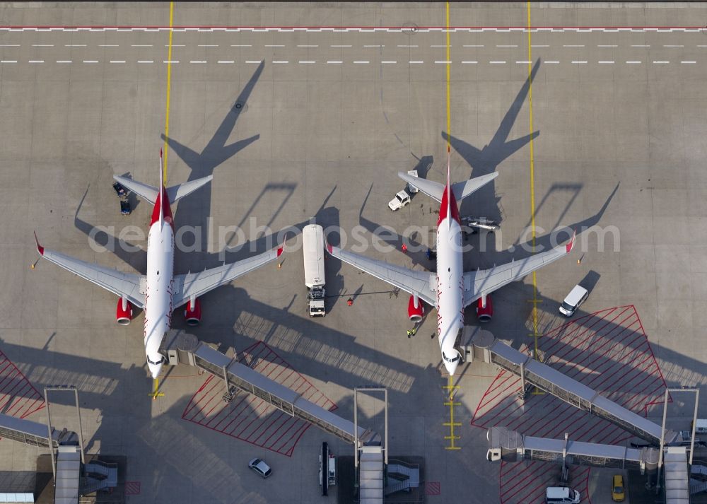 Aerial image KÖLN - Terminal, Rollwege Start- und Landebahn am Flughafen Köln/Bonn „Konrad Adenauer“ in Köln in Nordrhein-Westfalen. Der Flughafen Köln / Bonn „Konrad Adenauer“ (IATA: CGN, ICAO: EDDK, auch Köln Bonn Airport oder Flughafen Köln-Wahn) ist ein deutscher Verkehrsflughafen und liegt am südöstlichen Stadtrand von Köln und zum Teil in Troisdorf. Das Flughafengelände wird vom Naturschutzgebiet Wahner Heide umschlossen, diesem aber nicht zugerechnet.Obwohl Köln/Bonn in den 60er Jahren als Interkontinentalflughafen geplant wurde, wurden Langstreckenflüge in der Regel nur saisonweise zu Urlaubsdestinationen angeboten. 2006 gab es nach 15 Jahren wieder die ersten interkontinentalen Linienflüge in die USA. Das Luftfracht-Unternehmen UPS nutzt Köln/Bonn als seinen Europa-Hub.