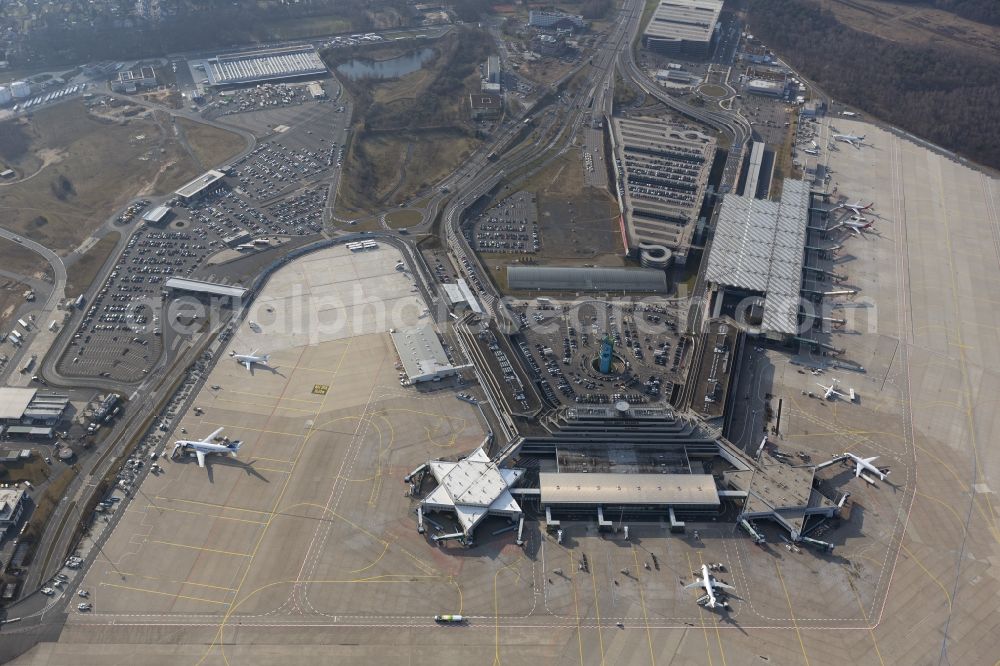 Aerial image KÖLN - Terminal, Rollwege Start- und Landebahn am Flughafen Köln/Bonn „Konrad Adenauer“ in Köln in Nordrhein-Westfalen. Der Flughafen Köln / Bonn „Konrad Adenauer“ (IATA: CGN, ICAO: EDDK, auch Köln Bonn Airport oder Flughafen Köln-Wahn) ist ein deutscher Verkehrsflughafen und liegt am südöstlichen Stadtrand von Köln und zum Teil in Troisdorf. Das Flughafengelände wird vom Naturschutzgebiet Wahner Heide umschlossen, diesem aber nicht zugerechnet.Obwohl Köln/Bonn in den 60er Jahren als Interkontinentalflughafen geplant wurde, wurden Langstreckenflüge in der Regel nur saisonweise zu Urlaubsdestinationen angeboten. 2006 gab es nach 15 Jahren wieder die ersten interkontinentalen Linienflüge in die USA. Das Luftfracht-Unternehmen UPS nutzt Köln/Bonn als seinen Europa-Hub.