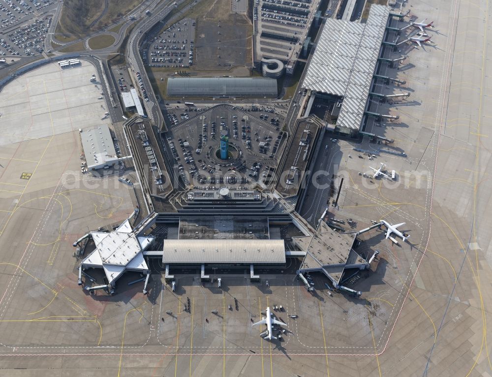 Aerial photograph KÖLN - Terminal, Rollwege Start- und Landebahn am Flughafen Köln/Bonn „Konrad Adenauer“ in Köln in Nordrhein-Westfalen. Der Flughafen Köln / Bonn „Konrad Adenauer“ (IATA: CGN, ICAO: EDDK, auch Köln Bonn Airport oder Flughafen Köln-Wahn) ist ein deutscher Verkehrsflughafen und liegt am südöstlichen Stadtrand von Köln und zum Teil in Troisdorf. Das Flughafengelände wird vom Naturschutzgebiet Wahner Heide umschlossen, diesem aber nicht zugerechnet.Obwohl Köln/Bonn in den 60er Jahren als Interkontinentalflughafen geplant wurde, wurden Langstreckenflüge in der Regel nur saisonweise zu Urlaubsdestinationen angeboten. 2006 gab es nach 15 Jahren wieder die ersten interkontinentalen Linienflüge in die USA. Das Luftfracht-Unternehmen UPS nutzt Köln/Bonn als seinen Europa-Hub.