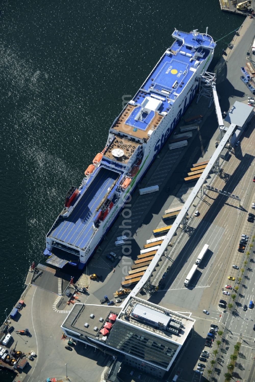 Aerial photograph Kiel - Terminal building on Schwedenkai and blue ferry of Stena Line in Kiel in the state of Schleswig-Holstein. The architectural distinct building was shaped after a ship and includes offices, a restaurant and a navy terminal