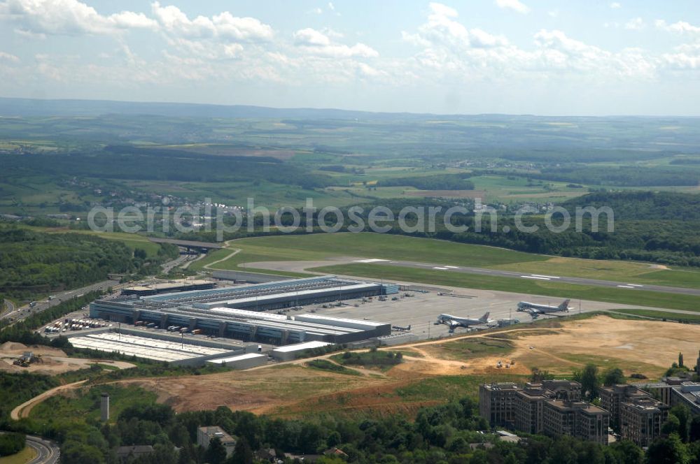 Aerial image Luxemburg - Blick auf die neuen Terminals der Cargolux Airlines International S.A. (kurz: Cargolux) am Flughafen Luxemburg. Cargolux wurde 1970 als Frachtfluggesellschaft in Luxemburg gegründet. Seit den Anfangstagen, als mit einer Canadair CL-44 weltweite Frachtcharter geflogen wurden, hat sich Cargolux zur siebtgrössten Frachtfluggesellschaft der Welt und zur größten Nurfrachtfluggesellschaft Europas entwickelt. Mit einer Flotte von 15 B747-400 Frachtern erreicht die Gesellschaft im Jahr einen Umsatz von rund 1,5 Millarden US Dollar. Cargolux war der weltweit erste Betreiber der Boeing B 747 - 400F